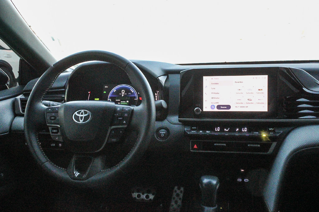 Used 2025 Toyota Camry SE w/ Convenience Package FWD image 14