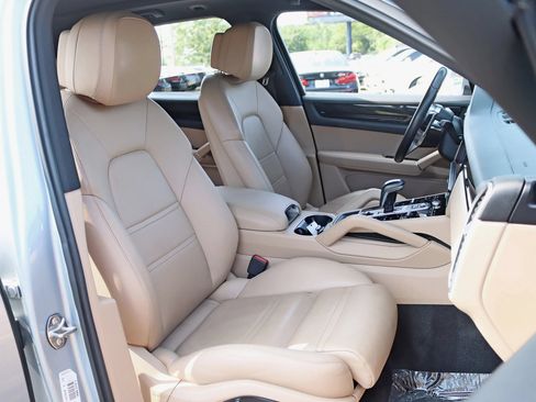 Used 2020 Porsche Cayenne AWD/4WD image 29