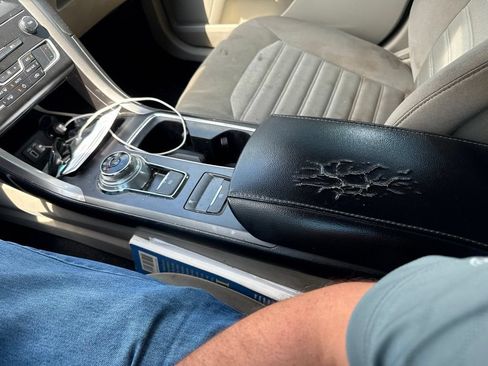 Used 2019 Ford Fusion SE FWD image 2