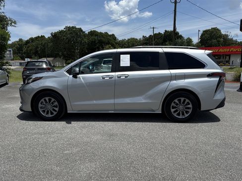Used 2022 Toyota Sienna XLE image 2