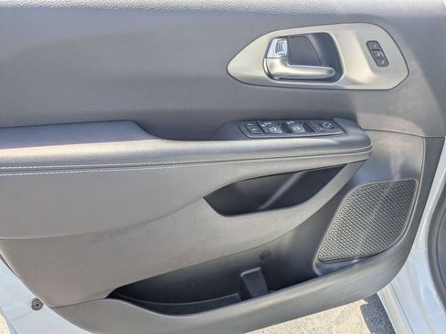 Used 2025 Chrysler Pacifica Select FWD image 15