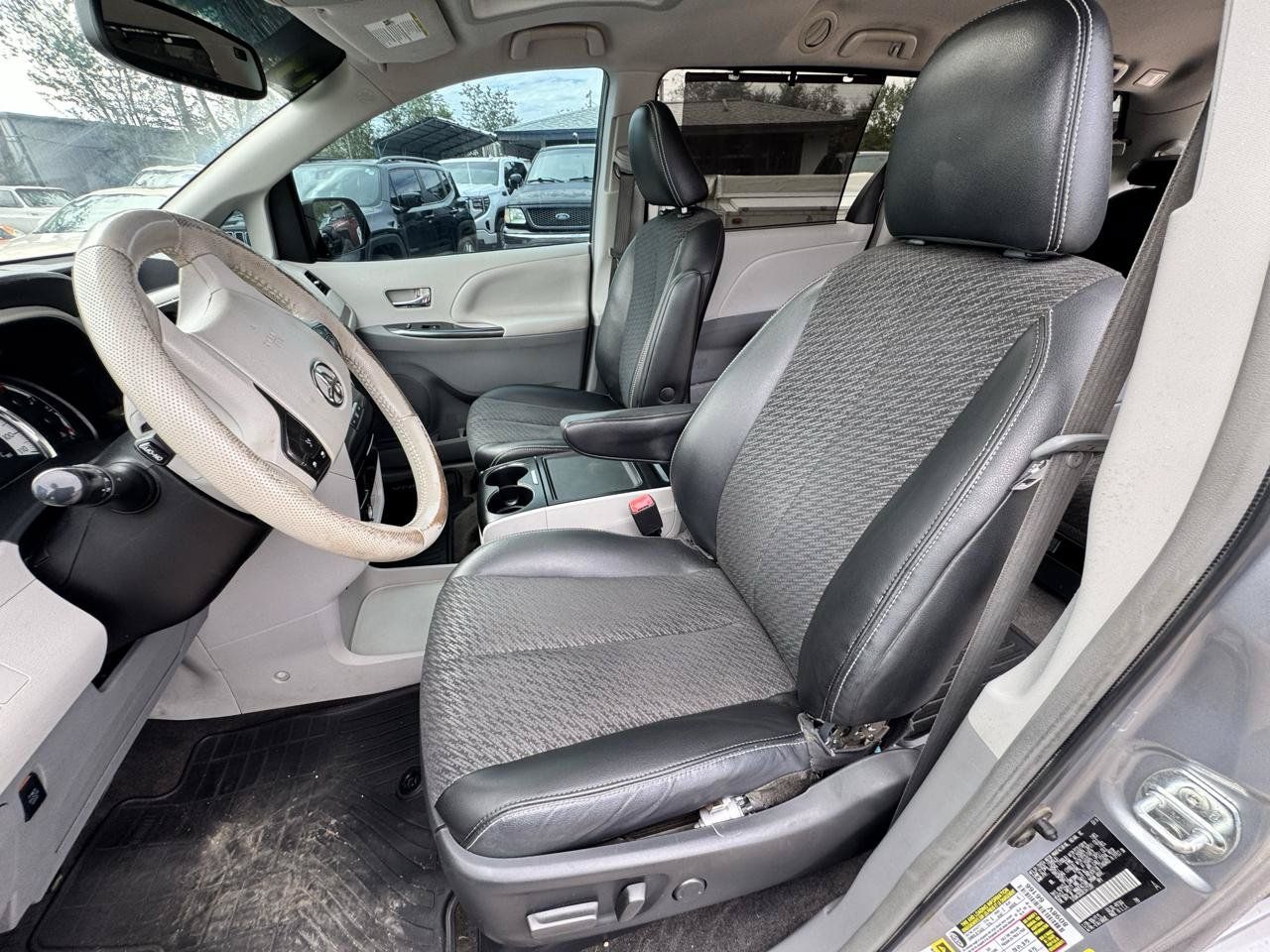 Used 2014 Toyota Sienna SE FWD image 18