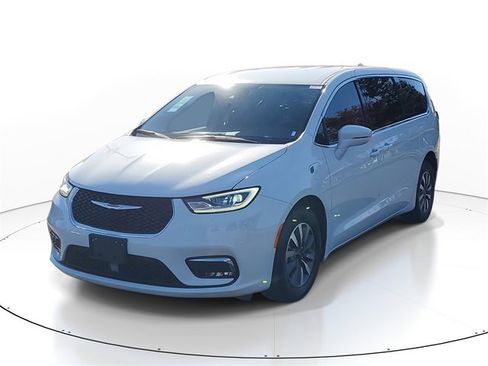 Used 2022 Chrysler Pacifica Touring-L image 2