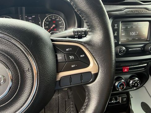 Used 2015 Jeep Renegade Latitude FWD image 16