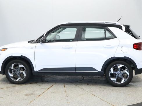 Used 2023 Hyundai Venue Limited FWD image 3