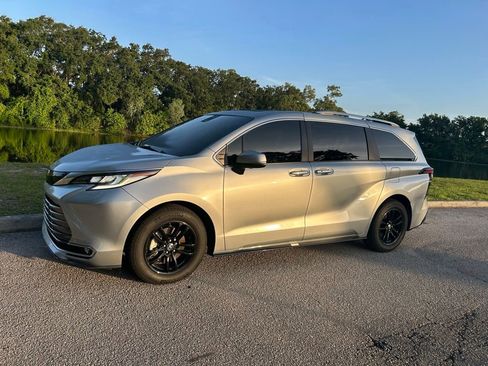 Used 2022 Toyota Sienna Limited FWD image 2