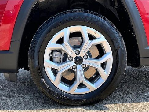 Used 2025 Jeep Compass Latitude image 35