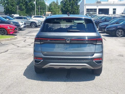 Certified 2025 Volkswagen Taos SE w/ Panoramic Sunroof Package FWD image 6