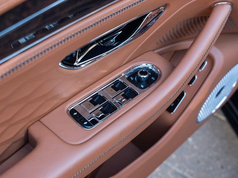 Used 2025 Bentley Flying Spur Plug-In Hybrid AWD/4WD image 16