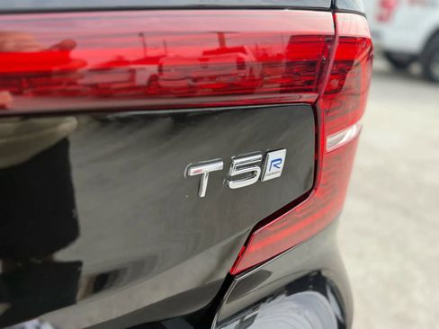 Used 2019 Volvo S60 T5 R-Design image 12