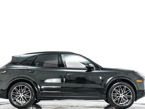 Used 2025 Porsche Cayenne AWD/4WD image 2