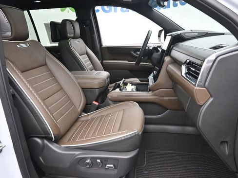 Used 2026 GMC Yukon Denali Ultimate AWD/4WD image 9