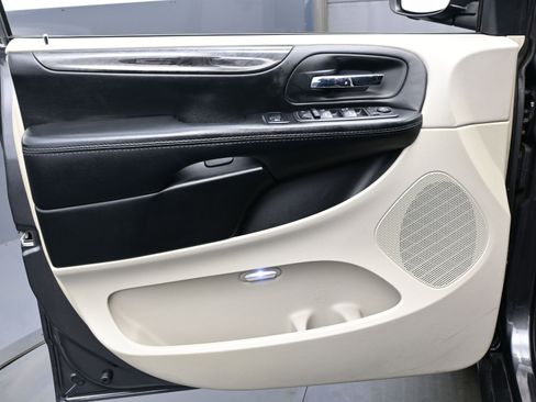 Used 2018 Dodge Grand Caravan SE w/ UConnect Hands-Free Group image 9