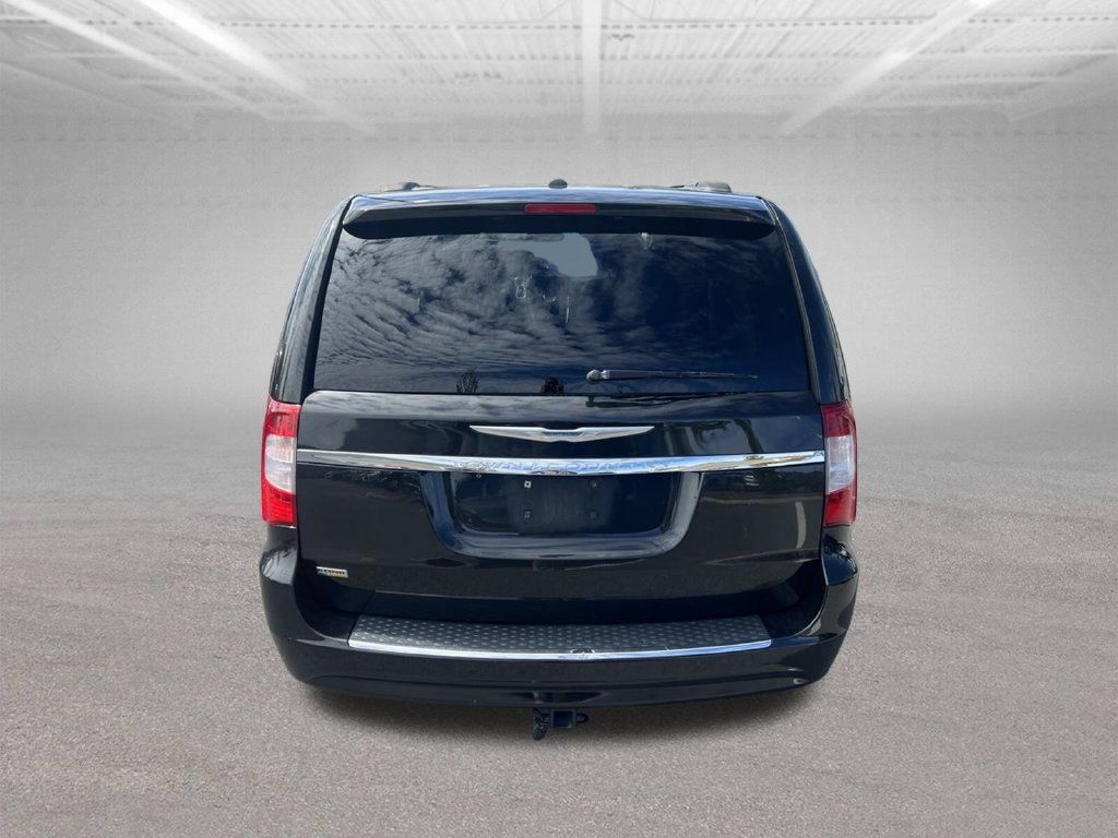 Used 2014 Chrysler Town & Country Touring FWD image 7