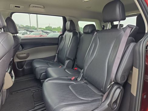 Used 2025 Kia Carnival FWD image 25