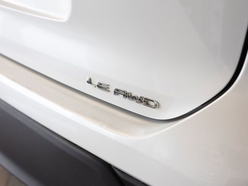 Used 2024 Toyota Highlander LE AWD/4WD image 8