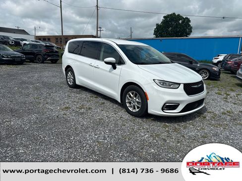 Used 2023 Chrysler Pacifica Touring-L FWD image 8