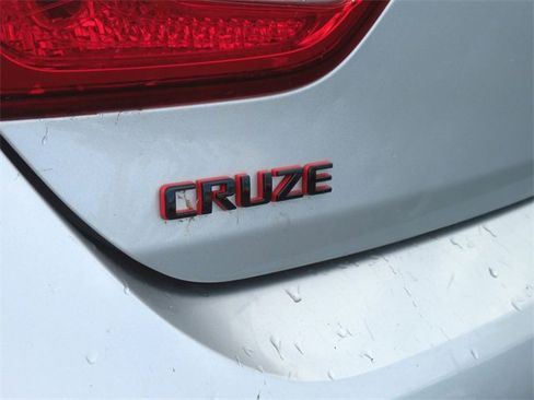 Certified 2018 Chevrolet Cruze LT w/ Sun And Sound Package image 32