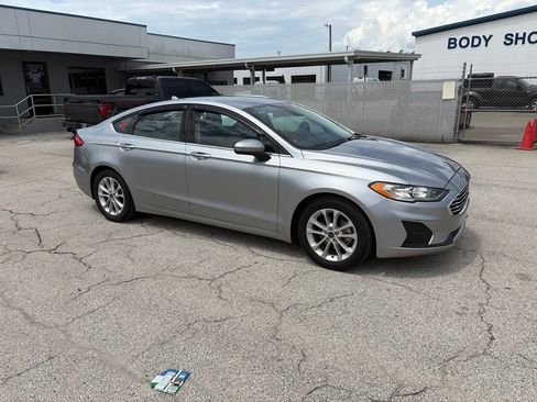 Used 2020 Ford Fusion SE FWD image 2