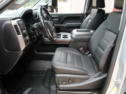 Used 2018 GMC Sierra 2500 Denali w/ Duramax Plus Package AWD/4WD image 22