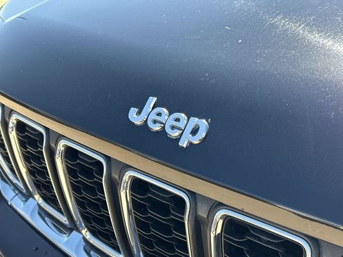 Used 2023 Jeep Grand Cherokee Laredo AWD/4WD image 30
