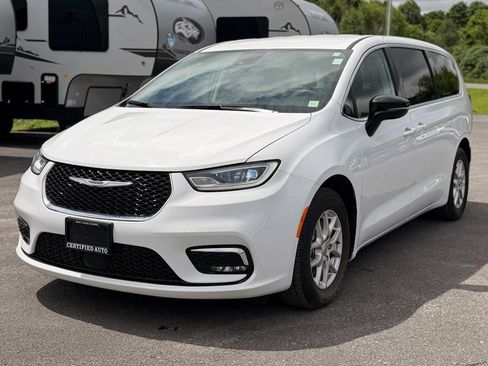 Used 2024 Chrysler Pacifica Touring-L FWD image 1