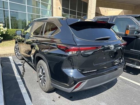 Used 2024 Toyota Highlander XLE FWD image 2