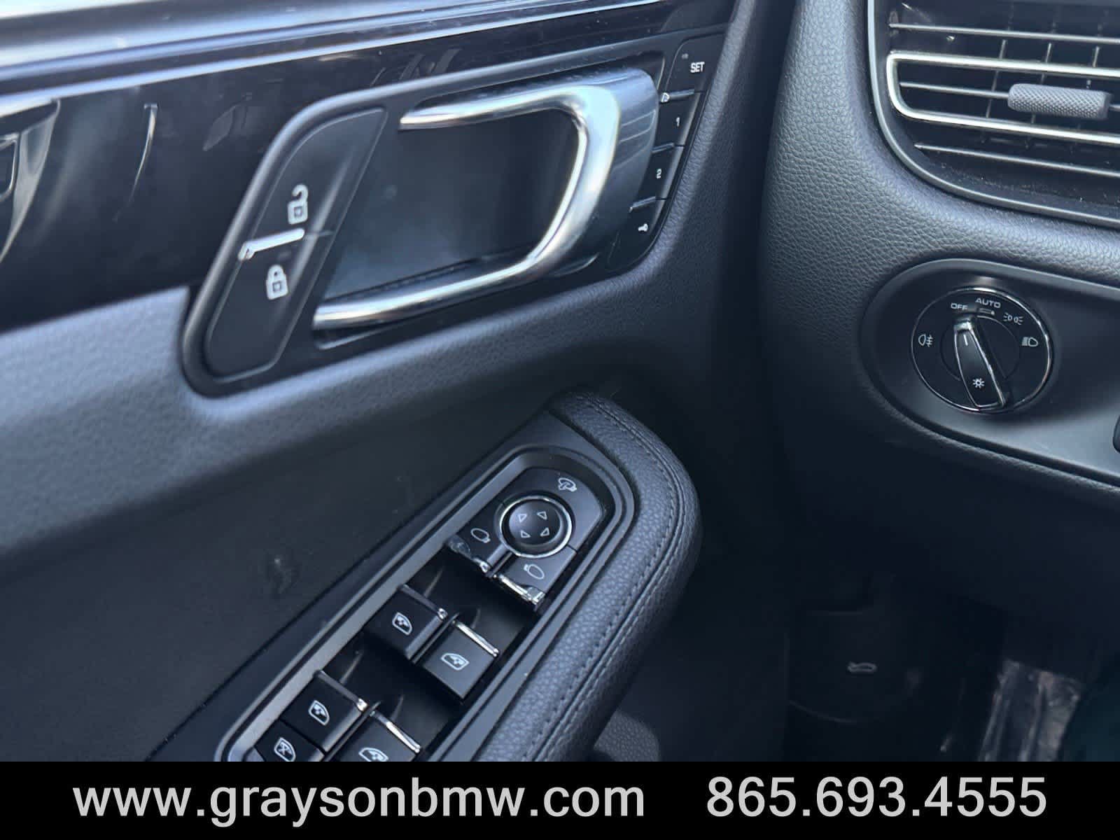 Used 2025 Porsche Macan AWD/4WD image 22