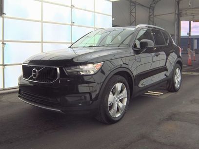 Used 2022 Volvo XC40 T5 Momentum