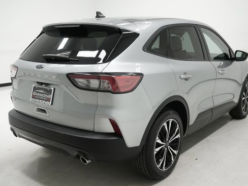 Used 2021 Ford Escape SE w/ SE Sport Appearance Package image 4