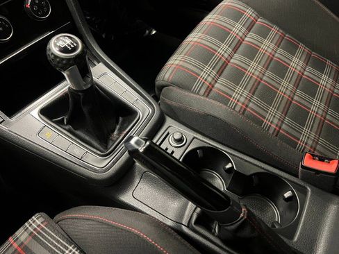 Used 2017 Volkswagen Golf S image 23