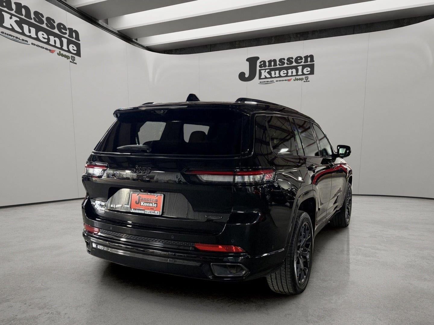 Used 2023 Jeep Grand Cherokee L Summit AWD/4WD image 3