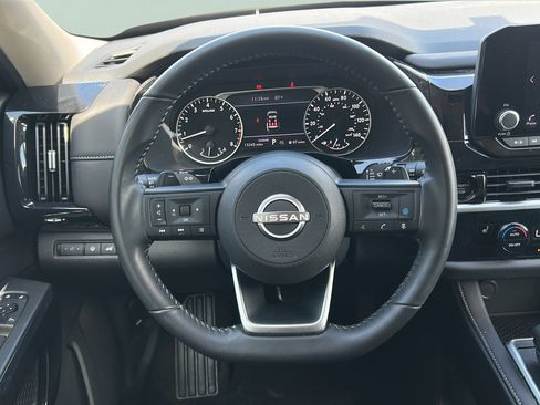 Used 2025 Nissan Pathfinder SV w/ SV Premium Package FWD image 18