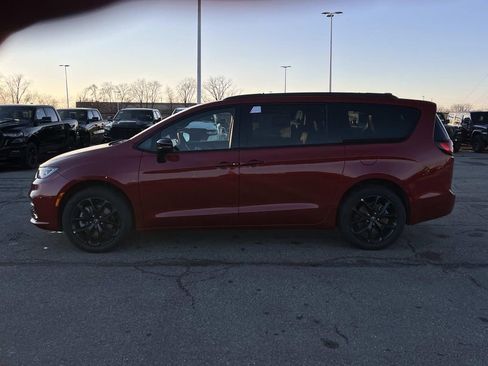 New 2026 Chrysler Pacifica Limited w/ Uconnect Theater Family Group AWD/4WD image 5
