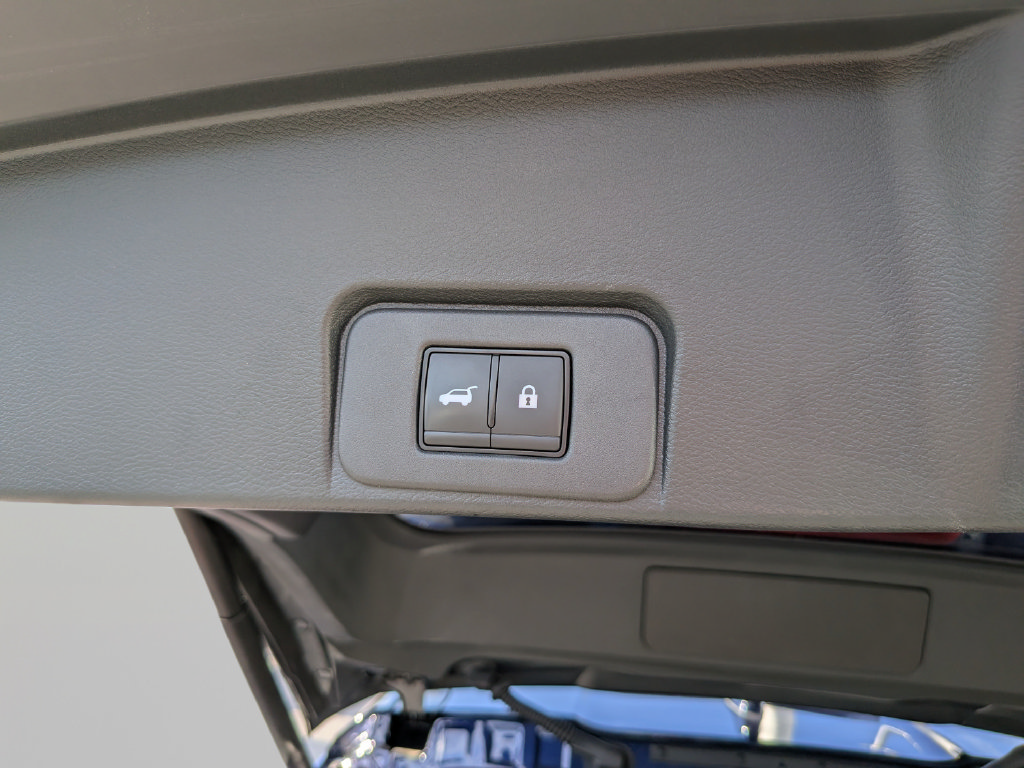Used 2025 Nissan Rogue Platinum FWD image 11