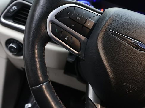 Used 2020 Chrysler Pacifica Touring-L Plus FWD image 21