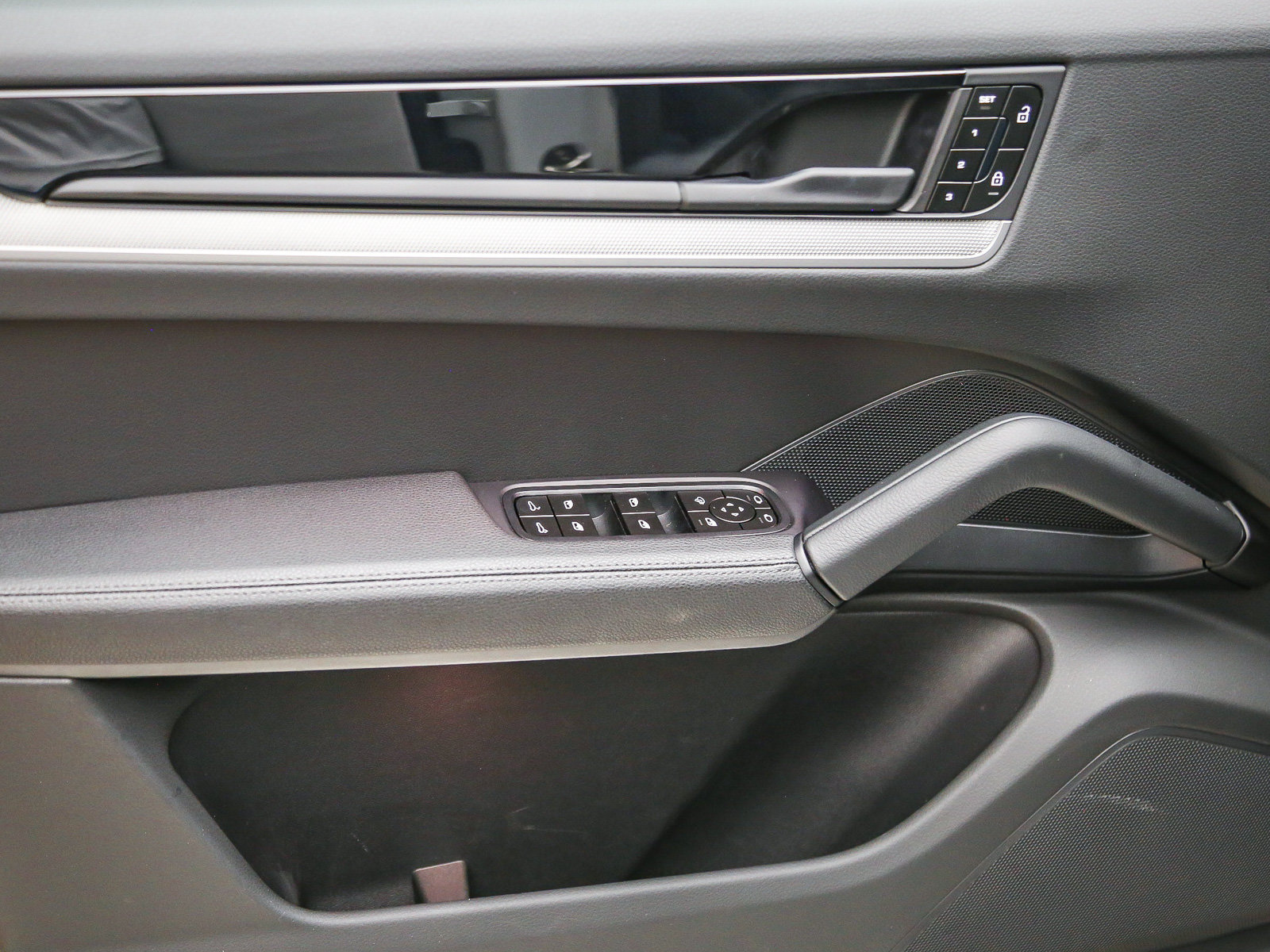 Certified 2025 Porsche Cayenne AWD/4WD image 27