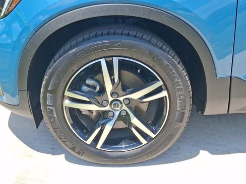Used 2025 Volvo XC40 B5 Core AWD/4WD image 3