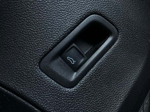 Used 2024 Volkswagen Atlas Cross Sport SE image 21