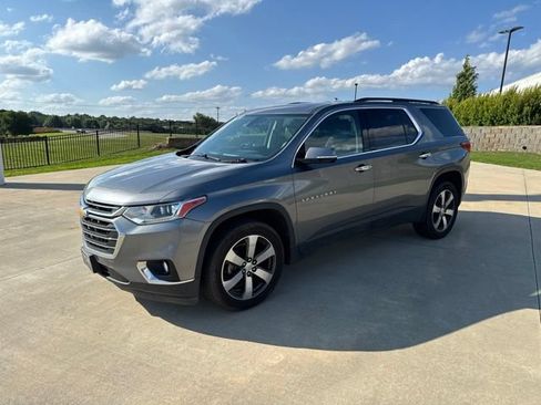 Used 2019 Chevrolet Traverse LT w/ LT Premium Package FWD image 2
