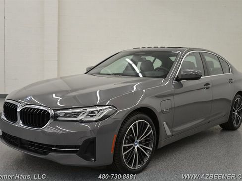 Used 2022 BMW 530e w/ Premium Package image 3