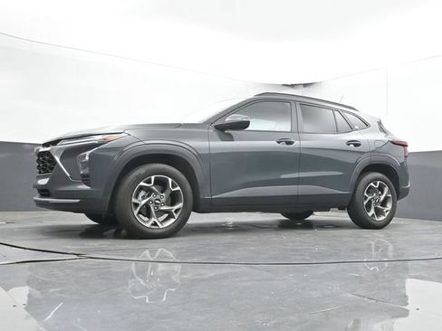 Used 2025 Chevrolet Trax LT FWD image 47