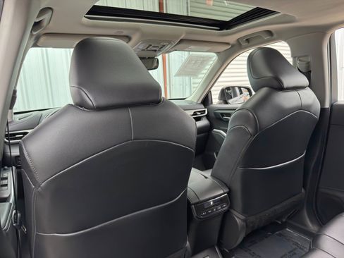 Used 2020 Toyota Highlander XLE image 35