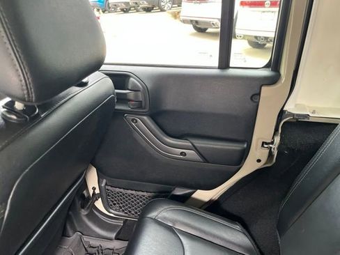 Used 2018 Jeep Wrangler Unlimited Sahara AWD/4WD image 14