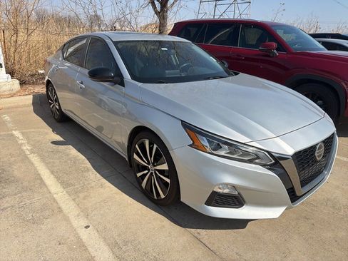 Used 2021 Nissan Altima 2.5 SR w/ SR Premium Package image 3