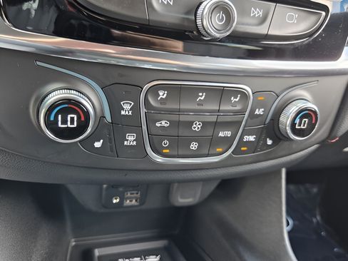 Used 2023 Chevrolet Traverse RS FWD image 20