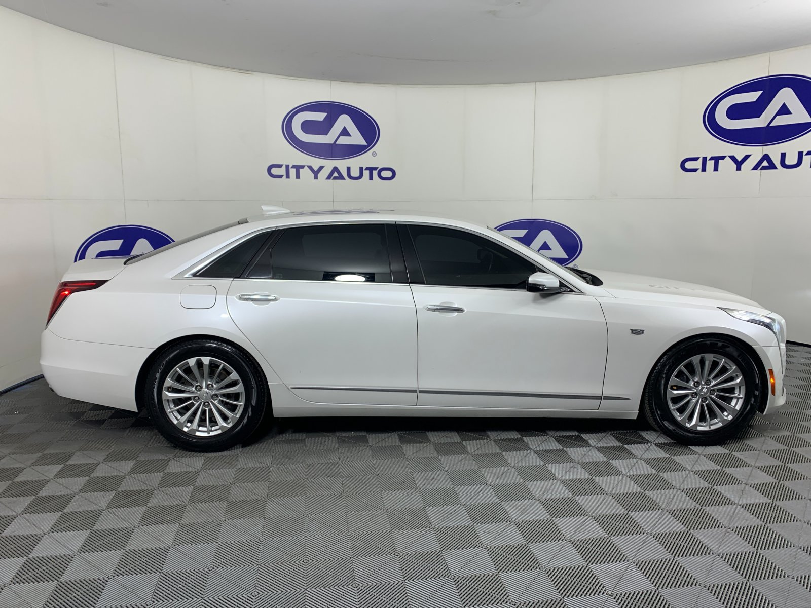 Used 2018 Cadillac CT6 2.0T RWD image 2