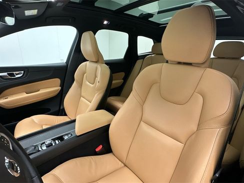 Used 2020 Volvo XC60 T6 Momentum image 9