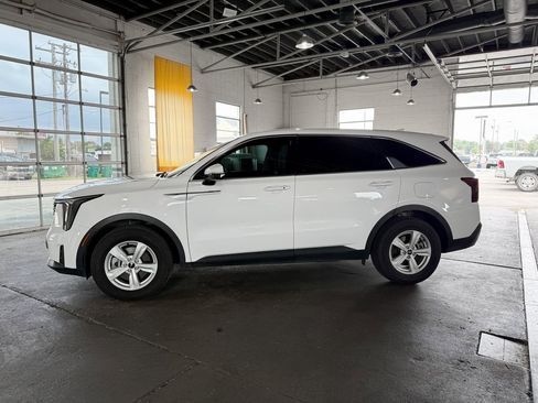 Used 2025 Kia Sorento LX image 15
