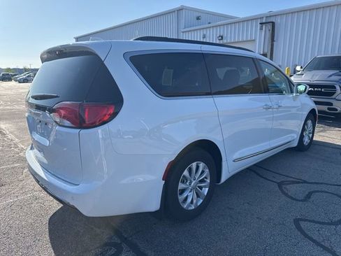 Used 2017 Chrysler Pacifica Touring-L FWD image 7